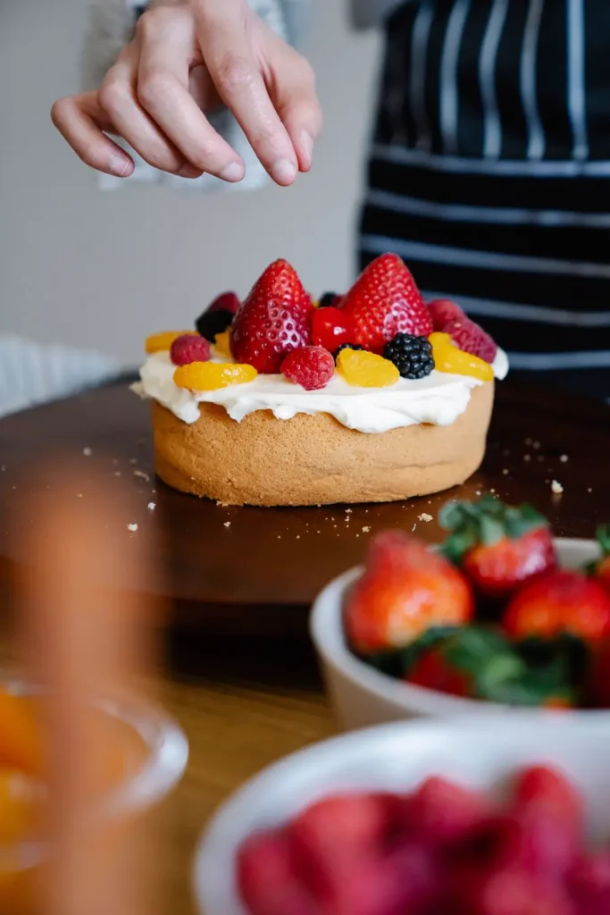Bánh kem trái cây phủ dâu tây và việt quất