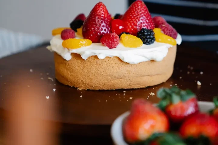 Bánh kem trái cây phủ dâu tây và việt quất
