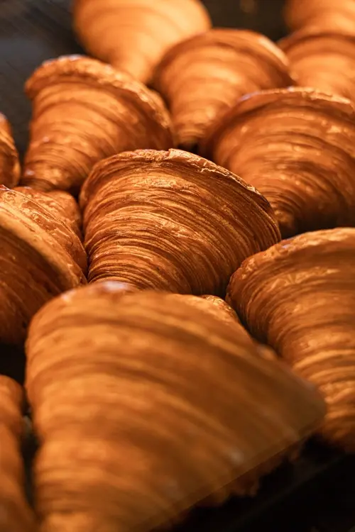 Croissant vàng óng xếp sát nhau