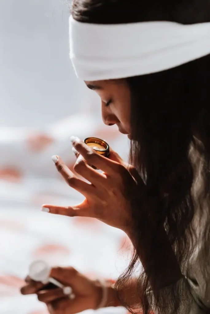 Chuyên viên Minh Thư thoa kem lên mu bàn tay