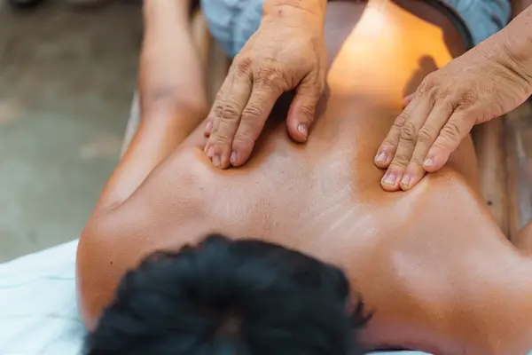 Chuyên viên massage vai gáy cho khách