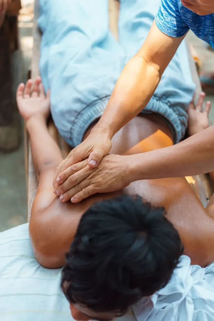 Chuyên viên massage lưng cho khách nằm sấp