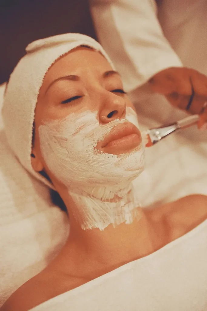 Chuyên viên đắp mặt nạ bằng cọ cho khách