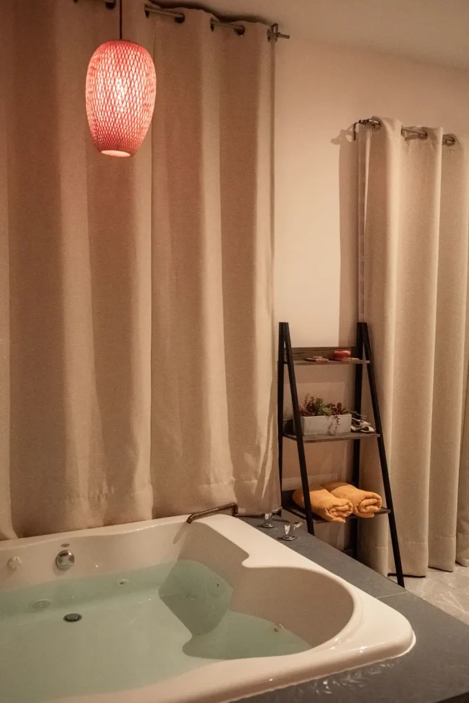 Phòng tắm thảo dược có bồn sục và đèn mây đỏ