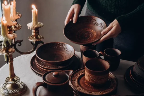 Bát và chén gốm nâu chạm hoa văn