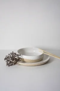 Bát men trắng đặt đôi đũa