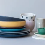 Chồng bát men lam và đĩa nhiều màu