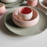Đĩa và bát men hồng phấn xếp lồng nhau