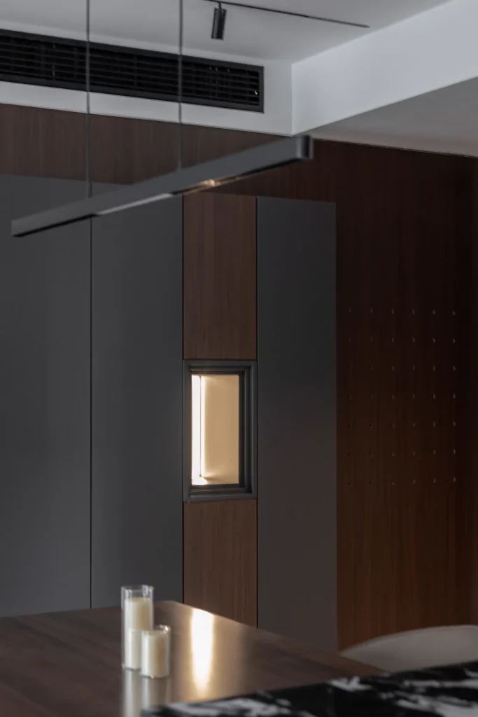 Tủ âm tường gỗ óc chó có hốc đèn
