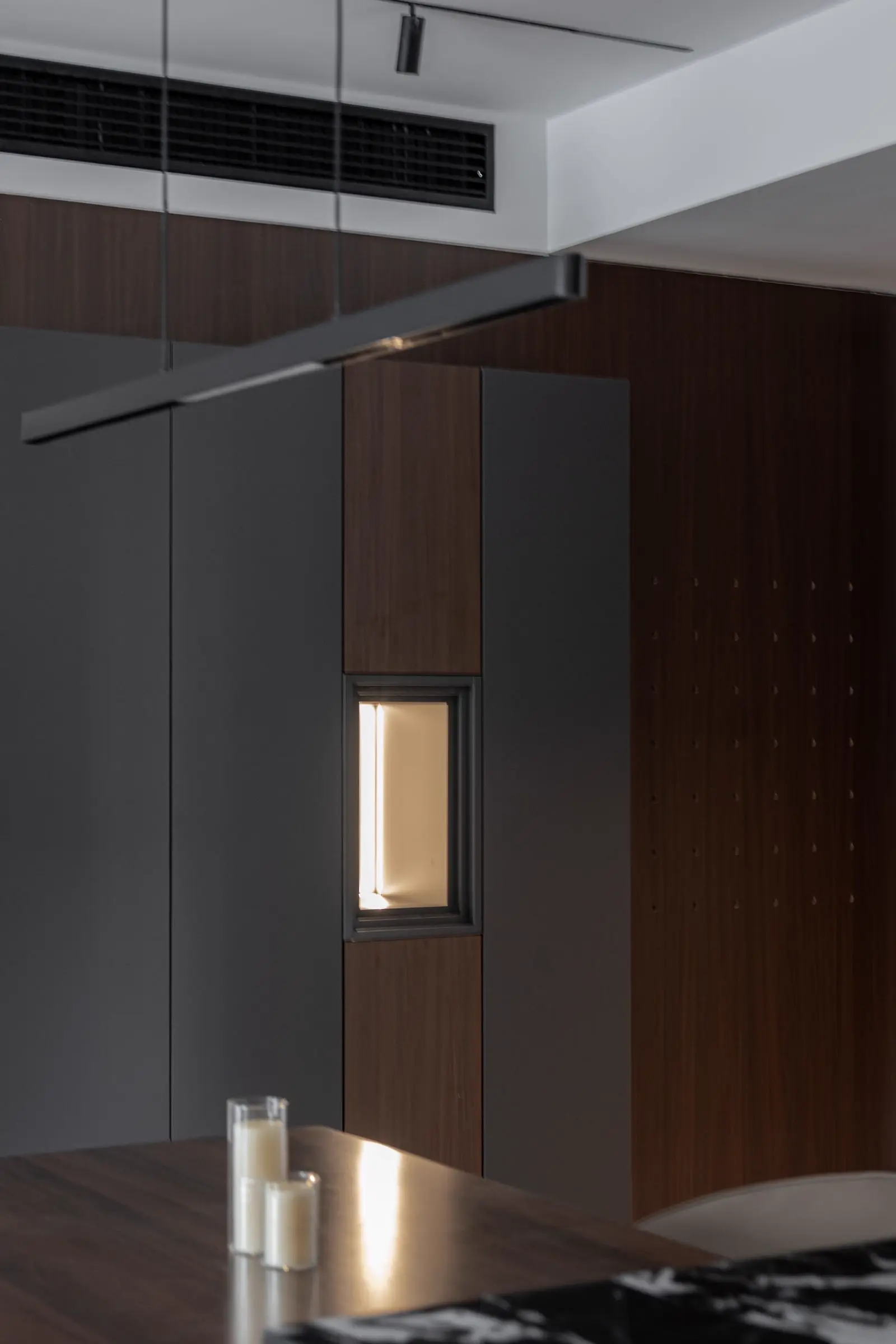 Tủ âm tường gỗ óc chó có hốc đèn