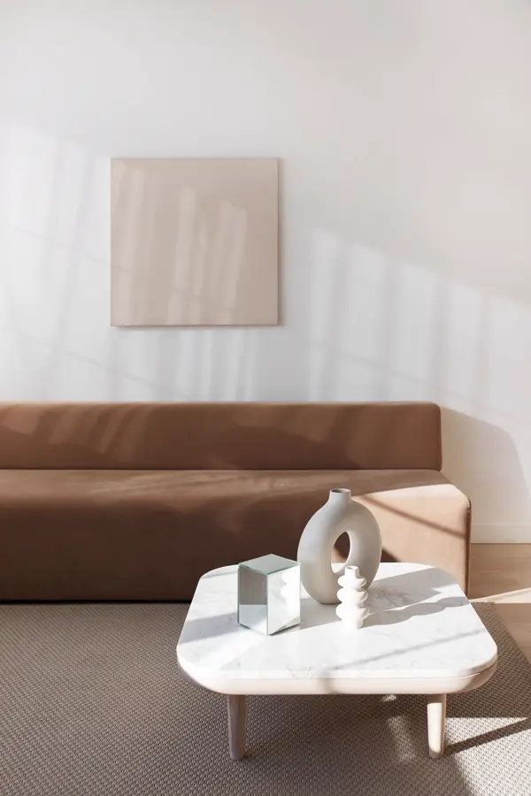 Phòng khách sofa nâu dưới nắng chiều