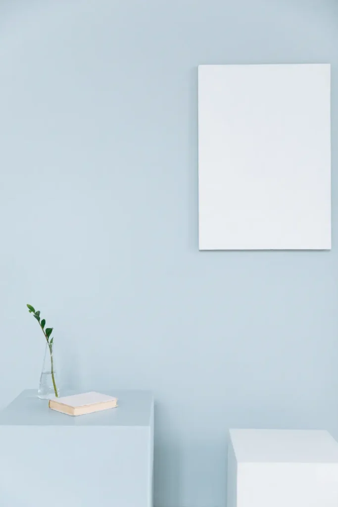 Góc tường sơn xanh nhạt với khung tranh trống