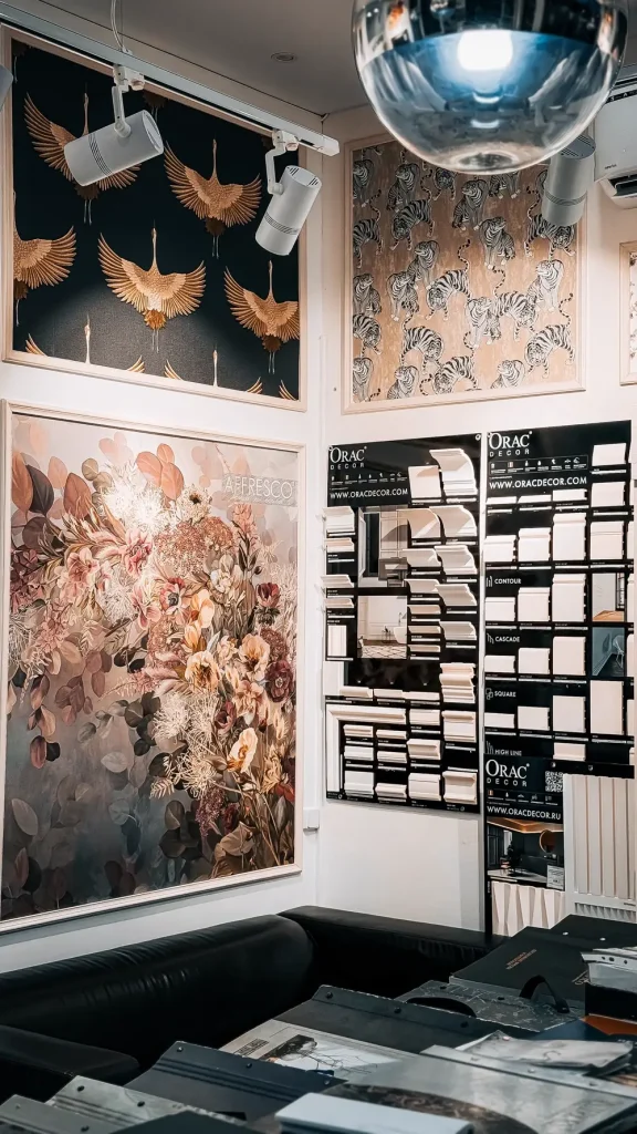 Tường mẫu vật liệu và giấy dán ở showroom