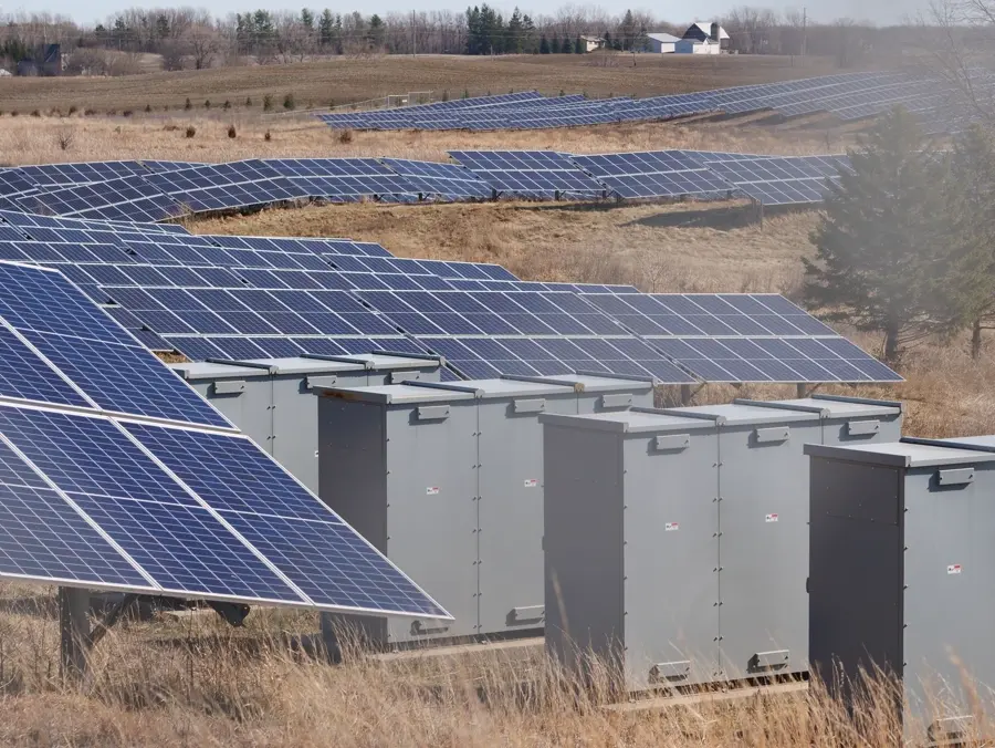 Dãy tủ pin lưu trữ đặt cạnh các hàng tấm pin mặt trời
