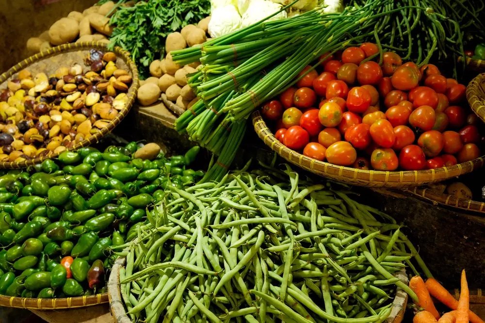 Rau củ tươi bày ở chợ sáng