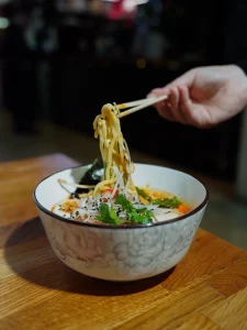 Tô mì Quảng với trứng và rau thơm