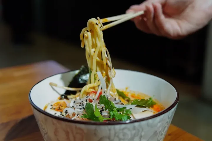 Tô mì Quảng với trứng và rau thơm