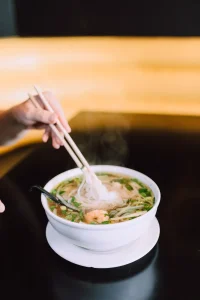 Tô phở nóng nhấc sợi bằng đũa