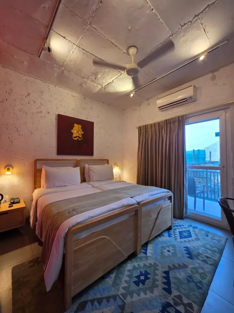Phòng Hồ Bơi hai giường, cửa kính mở ra hiên lúc hoàng hôn