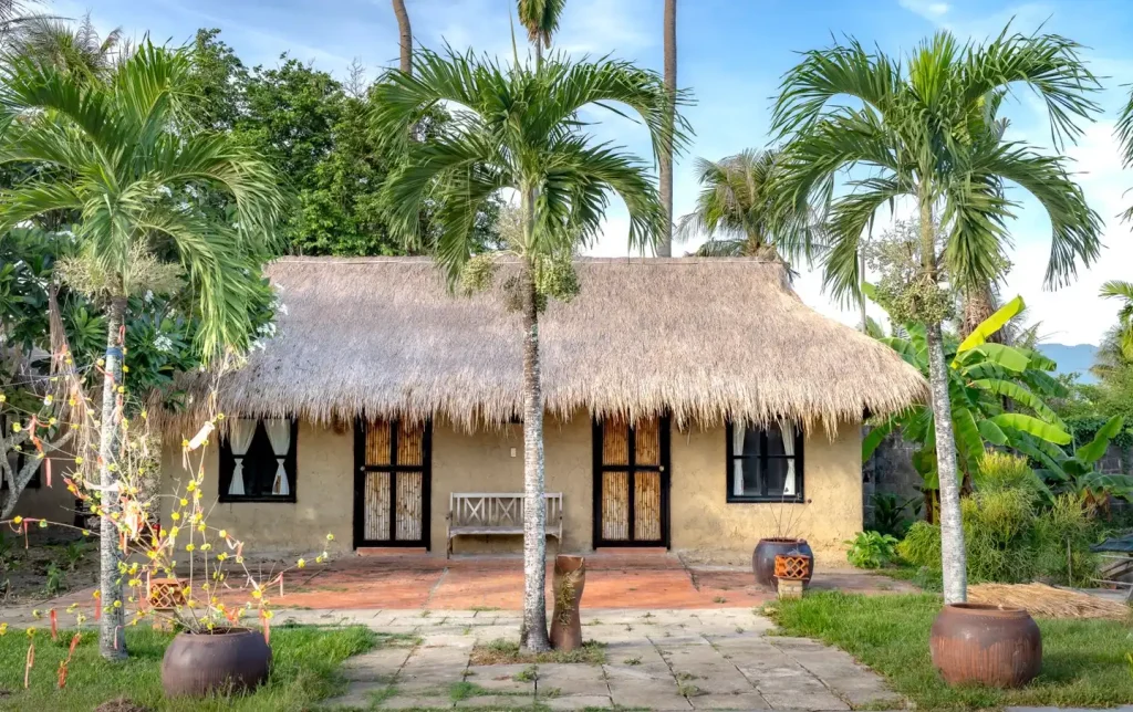 Nhà mái tranh giữa vườn cau và chuối ở Cẩm Thanh