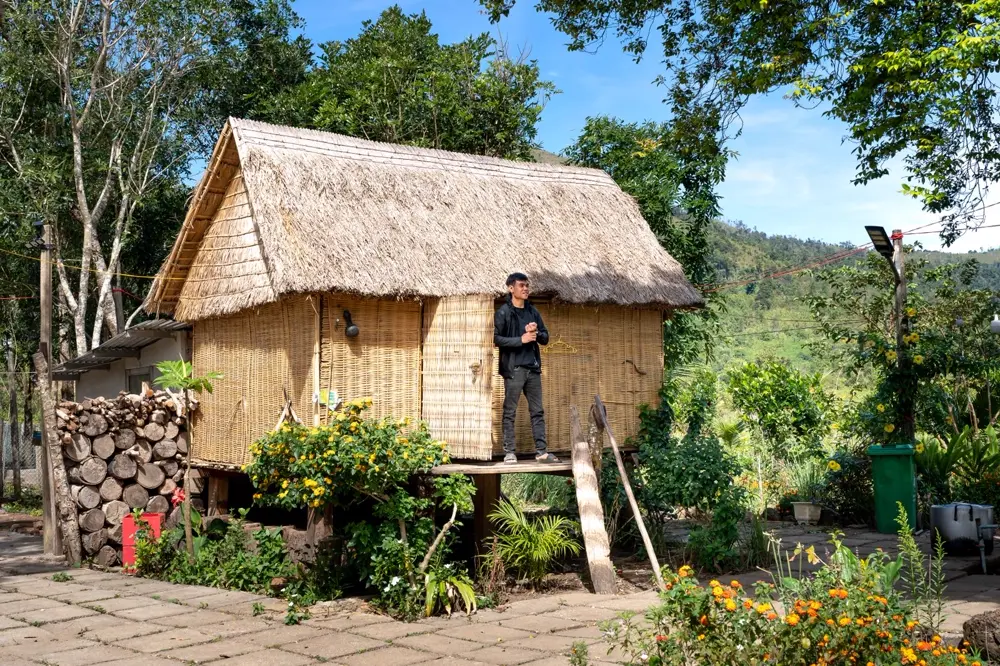 Chòi mái tranh bằng tre giữa vườn chuối