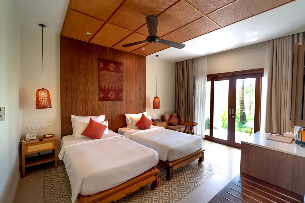Tầng gác Nhà Gỗ với hai giường đơn và trần gỗ