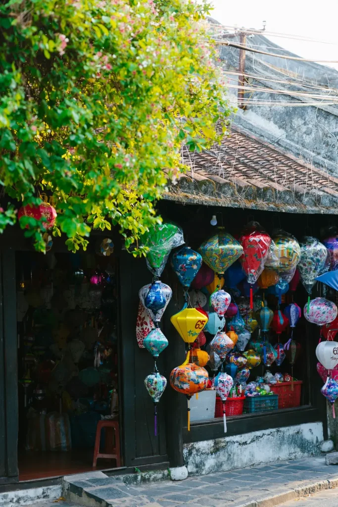 Cửa hàng đèn lồng lụa dưới mái ngói phố cổ