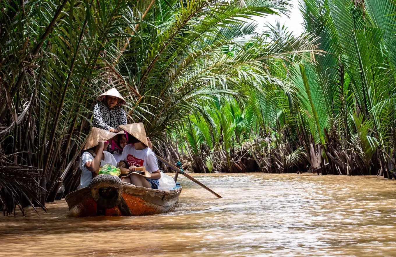 Thuyền nhỏ len giữa rừng dừa nước