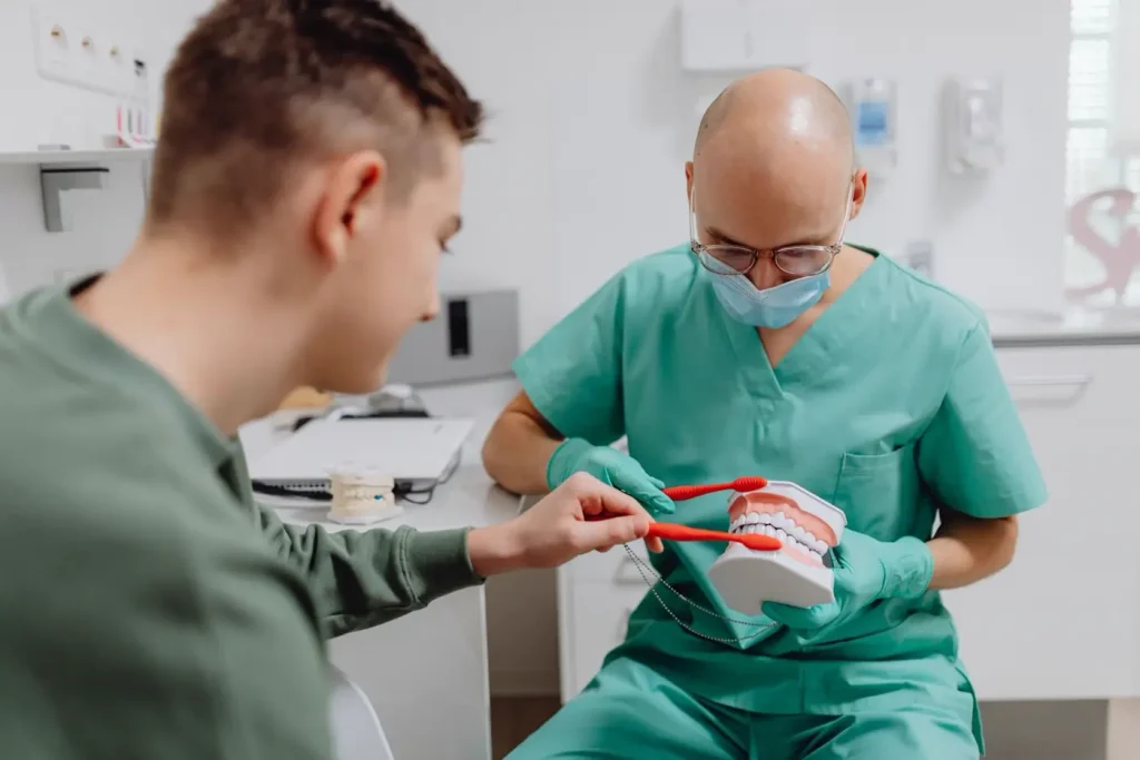 Bác sĩ hướng dẫn cách chải răng trên mô hình hàm