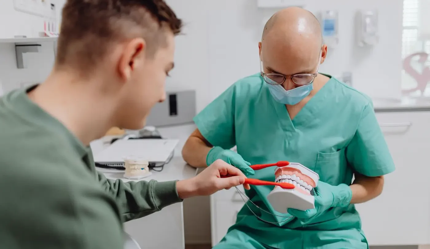 Bác sĩ hướng dẫn cách chải răng trên mô hình hàm
