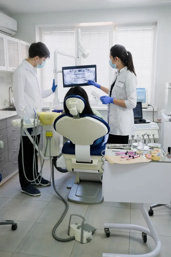 Ghế điều trị và màn hình phim răng trong phòng khám sáng
