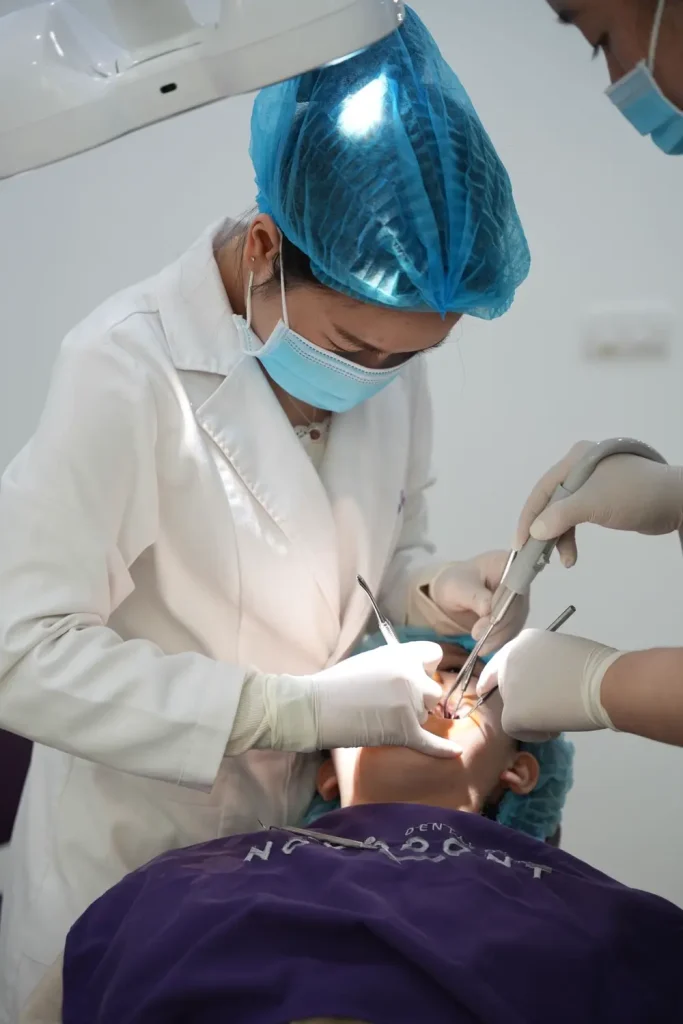 Bác sĩ khám răng với gương và đầu dò