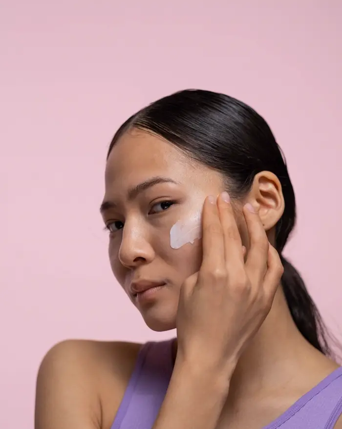Cô gái tóc buộc chấm kem dưới mắt
