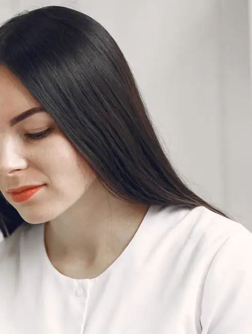 Bác sĩ da liễu mặc áo blouse trắng trong phòng khám