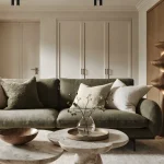 Sofa xanh rêu, bàn trà đá đôi và tượng gỗ tiện